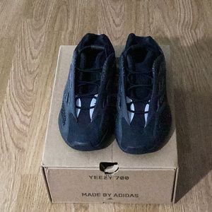 Yeezy 700 V3